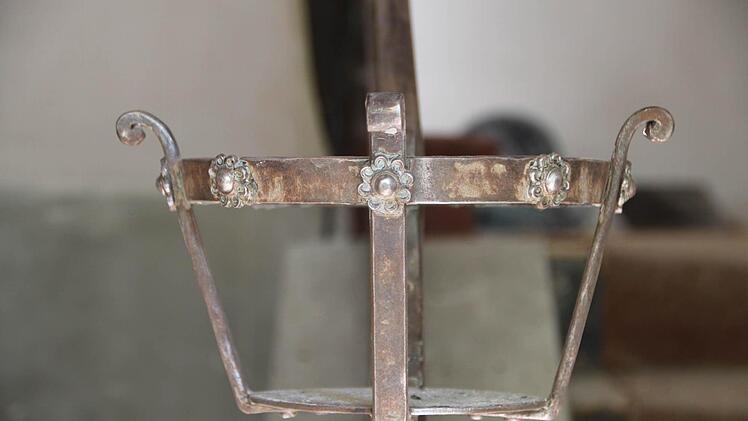 Ein kurzes Stück gusseisernes Geländer erwartet den Besucher im Eingangsbereich. Foto: Ulrike Müller