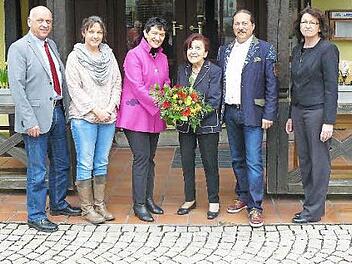 Mit einem Blumenstrauß bedankte sich Inge Aures bei Herta Herrmann. Im Bild (von links) Hermann Anselstetter, Kita-Leiterin Kerstin Lobe, Landtagsvizepräsidentin Inge Aures, Herta Herrmann, Werner Herrmann und Awo-Kreisgeschäftsführerin Elisabeth Weith.  Foto: Wulf
