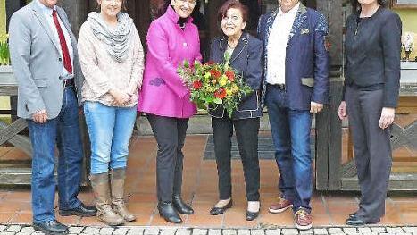 Mit einem Blumenstrauß bedankte sich Inge Aures bei Herta Herrmann. Im Bild (von links) Hermann Anselstetter, Kita-Leiterin Kerstin Lobe, Landtagsvizepräsidentin Inge Aures, Herta Herrmann, Werner Herrmann und Awo-Kreisgeschäftsführerin Elisabeth Weith.  Foto: Wulf
