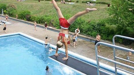 Freudensprung bzw. -überschlag: Ins Freibad kommen neue Sprungbretter. FT-Archivfoto: Ralf Kestel
