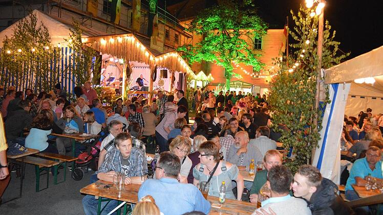 Schöne Illuminationen zaubern ein herrliches Ambiente auf den Markt- und Festplatz der "Biertouch". Foto: K.- H. Hofmann
