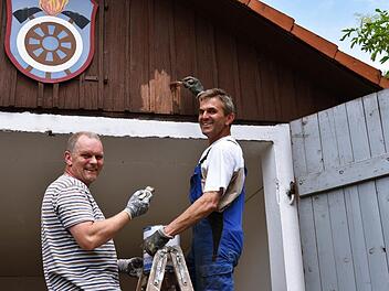 In diesen Tagen bereitet sich der Meederer Gemeindeteil Beuerfeld auf das 150-jährige Jubiläum vor. Lorenz Brückner und Rainer Lorenz verpassen dem Gerätehaus einen letzten Anstrich. Foto: Gabi Arnold