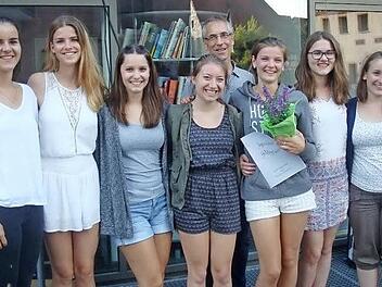 Annalena Kre&szlig; (von links), Caroline Hesse, Antje Ciupka, Madeleine Welker, Marita Goldstein, Josefine Dittner und Katharina Ruppert verlie&szlig;en die Chorjugend um Chorleiter Toni Rotter (Hintergrund). Foto: privat