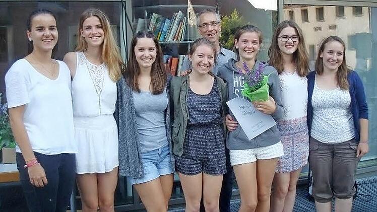 Annalena Kre&szlig; (von links), Caroline Hesse, Antje Ciupka, Madeleine Welker, Marita Goldstein, Josefine Dittner und Katharina Ruppert verlie&szlig;en die Chorjugend um Chorleiter Toni Rotter (Hintergrund). Foto: privat