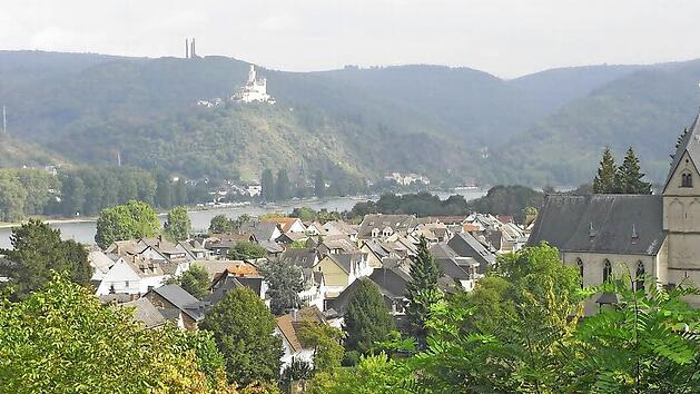 Vom K&ouml;nigsstuhl aus hat man einen herrlichen Blick &uuml;ber das Rheintal und hinab auf den das St&auml;dtchen Rhens. Im Hintergrund ist die Marksburg zu sehen. Fotos: Joachim R&uuml;bel