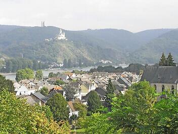 Vom Königsstuhl aus hat man einen herrlichen Blick über das Rheintal und hinab auf den das Städtchen Rhens. Im Hintergrund ist die Marksburg zu sehen. Fotos: Joachim Rübel