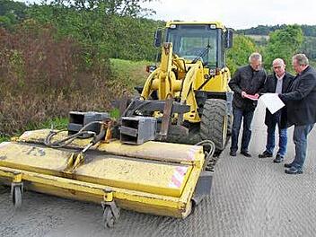 Konferenz bei der Baustelleneinweisung: Walter Amstätter, Wolfgang Kreul, Geschäftsführer der Guttenberger Straßenbaugesellschaft, und der Untersteinacher Bürgermeister Volker Schmiechen beratschlagen, ob die Straße nicht auf der gesamten Breite abgefräst werden soll.