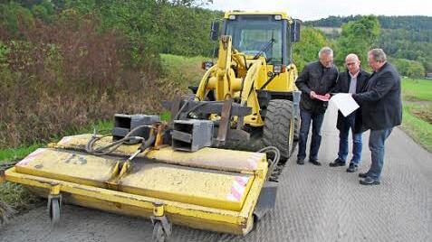 Konferenz bei der Baustelleneinweisung: Walter Amstätter, Wolfgang Kreul, Geschäftsführer der Guttenberger Straßenbaugesellschaft, und der Untersteinacher Bürgermeister Volker Schmiechen beratschlagen, ob die Straße nicht auf der gesamten Breite abgefräst werden soll.
