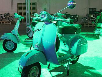 Mehr als 100 Exponate sind bei der "Mainleus Moto" in der alten Spinnerei in Mainleus zu sehen. Die Motorräder sind mit Lichteffekten illuminiert. Fotos: Sonny Adam
