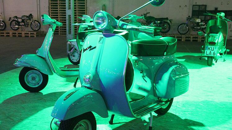 Mehr als 100 Exponate sind bei der "Mainleus Moto" in der alten Spinnerei in Mainleus zu sehen. Die Motorräder sind mit Lichteffekten illuminiert. Fotos: Sonny Adam
