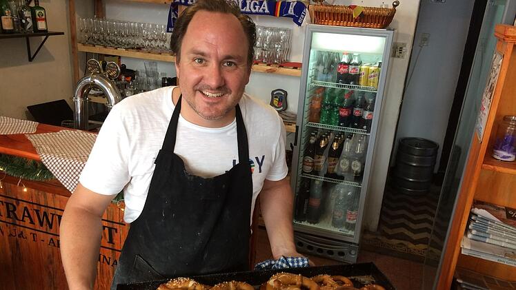 Michael Schnirch  in seinem Extrawurst-Restaurant in Buenos Aires. Foto: Nikolas Pelke