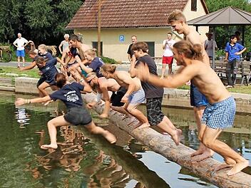 Nach dem anstrengenden Baumaufstellen haben sich alle einen Sprung in den kühlen Badeweiher verdient.  Fotos: Evi Seeger