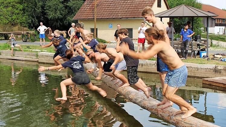 Nach dem anstrengenden Baumaufstellen haben sich alle einen Sprung in den kühlen Badeweiher verdient.  Fotos: Evi Seeger
