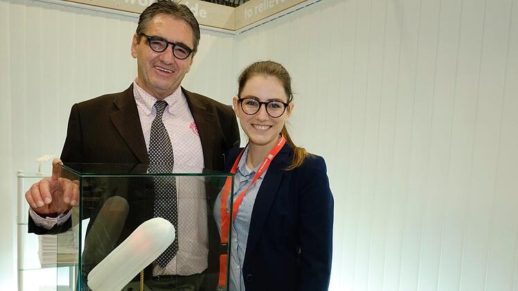 Christian und Tochter Tina Sulger präsentieren magnetesierbaren Tampon. Foto: Nikolas Pelke