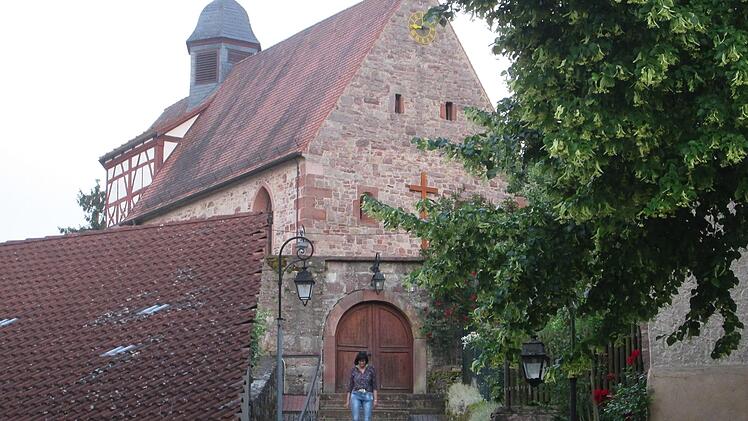 Die Untereschenbacher Wehrkirche erhält ein neues Tor und könnte demnächst im Lichterglanz erstrahlen.