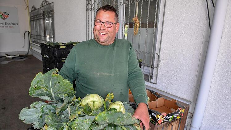 Hans-Jürgen Eichfelder mit einer Stiege Kohlrabi. Foto: Ronald Rinklef