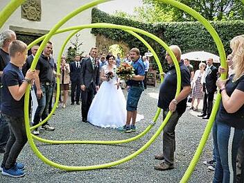 Durch ein großes Spalier mussten Martin und Sonja Witzgall nach der Trauung in der Guttenberger Kirche. Foto: Werner Reißaus