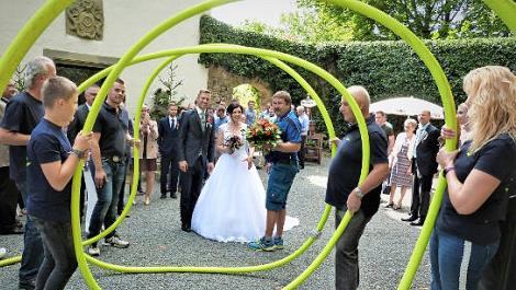 Durch ein großes Spalier mussten Martin und Sonja Witzgall nach der Trauung in der Guttenberger Kirche. Foto: Werner Reißaus
