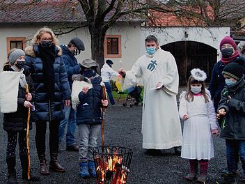Diakon Joachim Stapf (Mitte) mit den "Hirten von Bethlehem", die um das Feuer geschart die Weihnachtsgeschichte erzählten  Foto: Günther Geiling