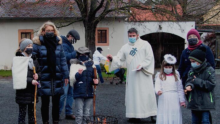 Diakon Joachim Stapf (Mitte) mit den "Hirten von Bethlehem", die um das Feuer geschart die Weihnachtsgeschichte erzählten  Foto: Günther Geiling