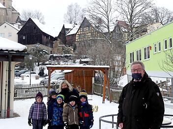 Jacqueline Ramming mit einigen Kindern, die im Herbst in die Schule kommen. Rechts Pfarrer Peter Ahrens.  Foto: Dieter Hübner