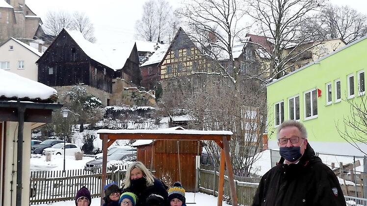 Jacqueline Ramming mit einigen Kindern, die im Herbst in die Schule kommen. Rechts Pfarrer Peter Ahrens.  Foto: Dieter Hübner