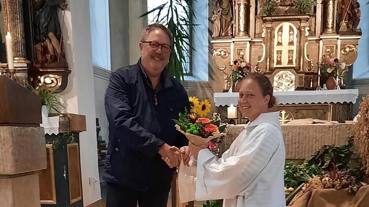 Pfarrgemeinderatsvorsitzender Norbert Schneider heißt die neue Pastoralreferentin Anja May in Riedenberg willkommen.