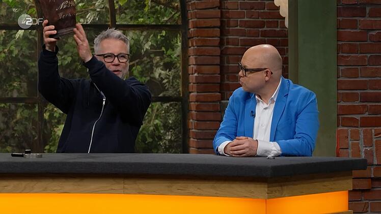 Beate und Elke hatten im H&auml;ndlerraum nicht mit einem Bieteransturm gerechnet. Doch der lederne Zeitzeuge entfachte durchaus Interesse: Jan Č&iacute;žek konnte ihn sich etwa bestens als Beh&auml;lter f&uuml;r Schuhputzzeug vorstellen.