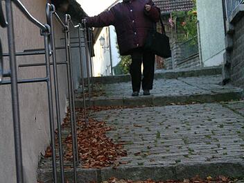 Soll die Stadt in der Gampfertsgasse eine "Rollator-Bahn" wie entlang des Marktplatzes bauen? Noch ist nichts entschieden.  Foto: Sabine Paulus