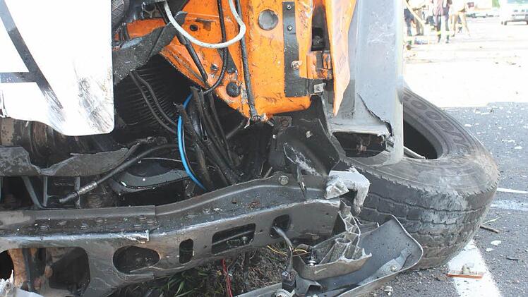Unfall auf der Staatsstraße ST 2445 (früher B 19) bei Niederlauer.