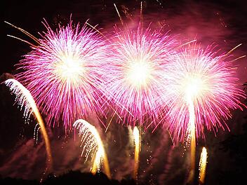 Ein Lichtermeer mit vielen neuen Effekten breitete sich am Donnerstag ab 22 Uhr über der Kreisstadt Kronach aus. Fotos: Marco Meißner