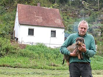 Neue Heimat: Klemens Brinkmann hat sich in der Fränkischen Schweiz ein kleines Haus (im Hintergrund) gekauft. Foto: Christian Pack