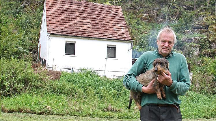 Neue Heimat: Klemens Brinkmann hat sich in der Fränkischen Schweiz ein kleines Haus (im Hintergrund) gekauft. Foto: Christian Pack