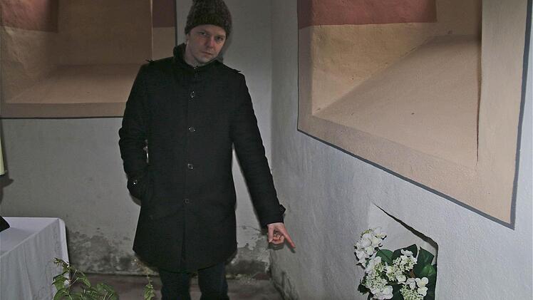 Pfarrer Thomas Braun zeigt die Schäden an der Heiligkreuzer Kirche auf. Foto: Gerd Schaar