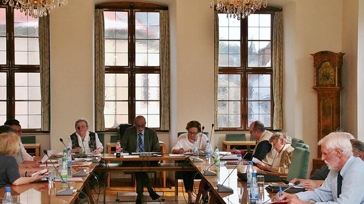 Die Mitglieder des Seniorenbeirats bei der Plenumssitzung im Sitzungssaal des Rathauses.  Foto: Werner Vogel