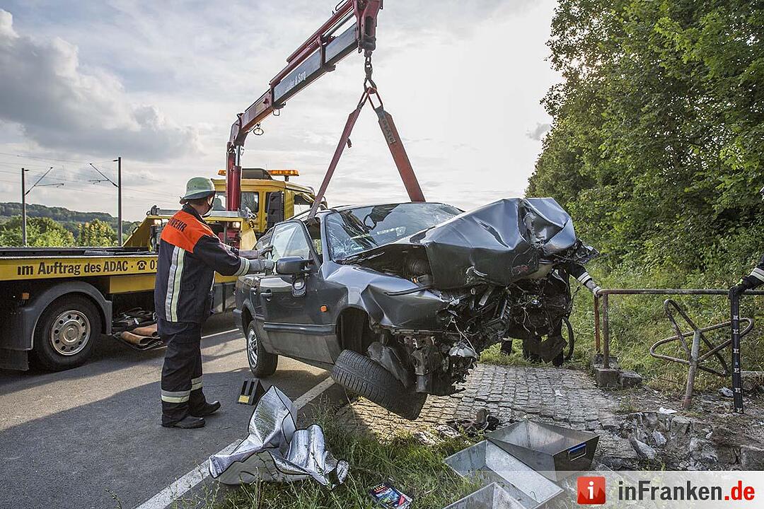 Auto prallt in Ottendorf gegen kleine Brücke