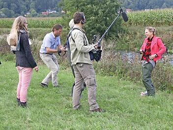 Andrea Grießmann (r.) und ihr Filmteam drehen für den WDR an der Wiesent in Muggendorf  Foto: Reinhard Löwisch