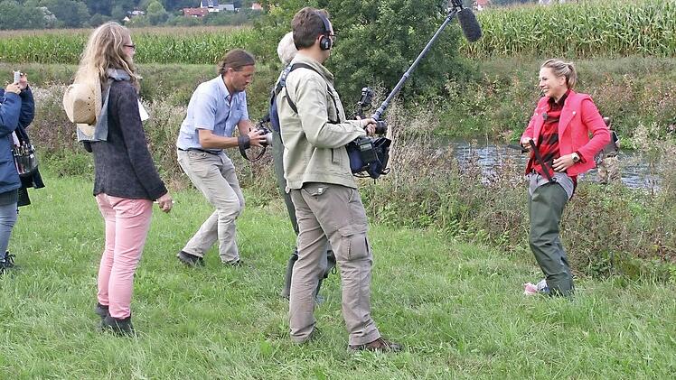Andrea Grießmann (r.) und ihr Filmteam drehen für den WDR an der Wiesent in Muggendorf  Foto: Reinhard Löwisch