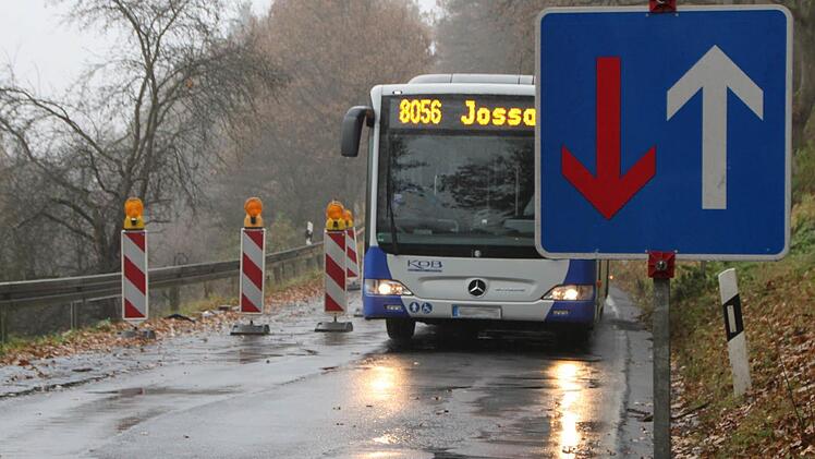 Achtung Autofahrer: Warnbaken machen auf die schadhafte Stelle aufmerksam. Die Strecke gilt ohnehin als gefährlich. Foto: Ulrike Müller