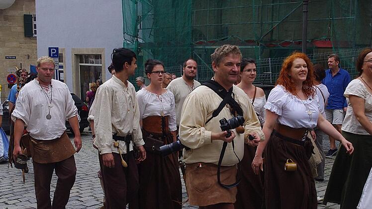 Die Teilnehmer zogen zum Historischen Wettkampf. Foto: Heike Sch&uuml;lein