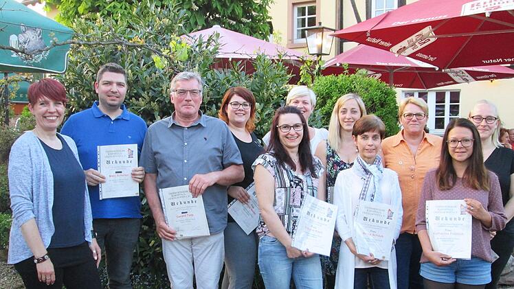 Für ihre Treue zur UKG zeichnete Vorsitzende Sandra Lenhard (links) Marc Scheller, Gerald Tietz, Selina Neder, Simone Koch, Susanne Hüfner, Wilma Schaub, Ruth Neder, Katharina Fröhlich und Nadine Meder mit der Vereinsehrennadel aus. Winfried Ehling