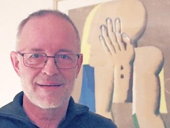 Jörg Hahn vor dem "Kopffüßler", einem Werk des Malers Horst Antes  Foto: Josef Hofbauer