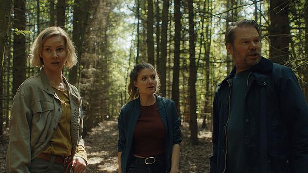 Seit dem letzten Fall sind F&ouml;rsterin Saskia Bergelt (Teresa Wei&szlig;bach, links) und Karina Szabo (Lara Mandoki) Freundinnen, nicht zuletzt die Sorge um Robert Winkler (Kai Scheve) und seine Rettung in letzter Sekunde hat sie verbunden.