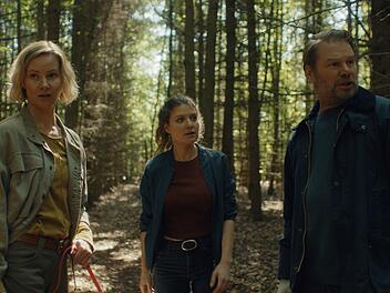 Seit dem letzten Fall sind F&ouml;rsterin Saskia Bergelt (Teresa Wei&szlig;bach, links) und Karina Szabo (Lara Mandoki) Freundinnen, nicht zuletzt die Sorge um Robert Winkler (Kai Scheve) und seine Rettung in letzter Sekunde hat sie verbunden.