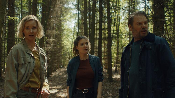 Seit dem letzten Fall sind F&ouml;rsterin Saskia Bergelt (Teresa Wei&szlig;bach, links) und Karina Szabo (Lara Mandoki) Freundinnen, nicht zuletzt die Sorge um Robert Winkler (Kai Scheve) und seine Rettung in letzter Sekunde hat sie verbunden.