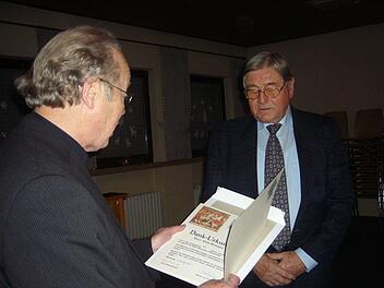 Pfarrer Balthasar Amberg überreichte eine Dankurkunde von Bischof Friedhelm Hofmann an Alois Brunner (rechts). Foto: Stefan Geiger