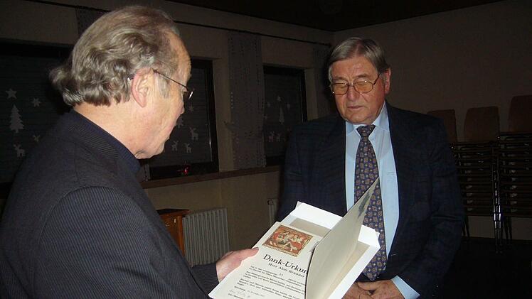 Pfarrer Balthasar Amberg überreichte eine Dankurkunde von Bischof Friedhelm Hofmann an Alois Brunner (rechts). Foto: Stefan Geiger