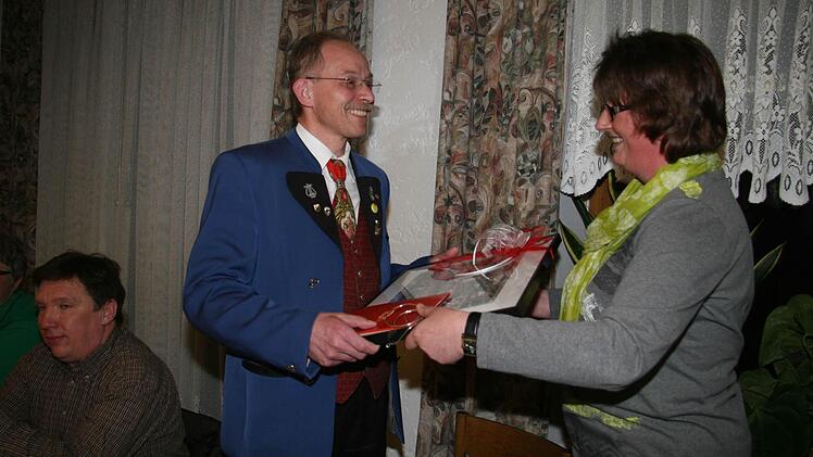 Die stellvertretende Vorsitzende Iris Müller überreichte dem scheidenden Vorsitzenden Walter Hofmann eine Erinnerungscollage, in der die schönsten Momente des Musikvereins Thurnau festgehalten wurden. Doch Walter Hofmann bleibt weiter als Aktiver dabei