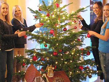 Auf eine "weiße Weihnacht” müssen (von links) Hailey Noonan und Paulina Heumann sowie (von rechts) Marie Ehrhardt und Georgia Hull verzichten. Dennoch freuen sich die beiden Australierinnen riesig auf das Fest, das sie erstmals in einem fremden Land verbringen. Fotos: Ralf Naumann