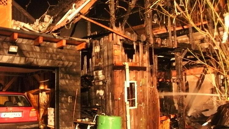 Die Garage neben dem Schuppen wurde zwar in Mitleidenschaft gezogen, das Auto darin blieb relativ unversehrt.